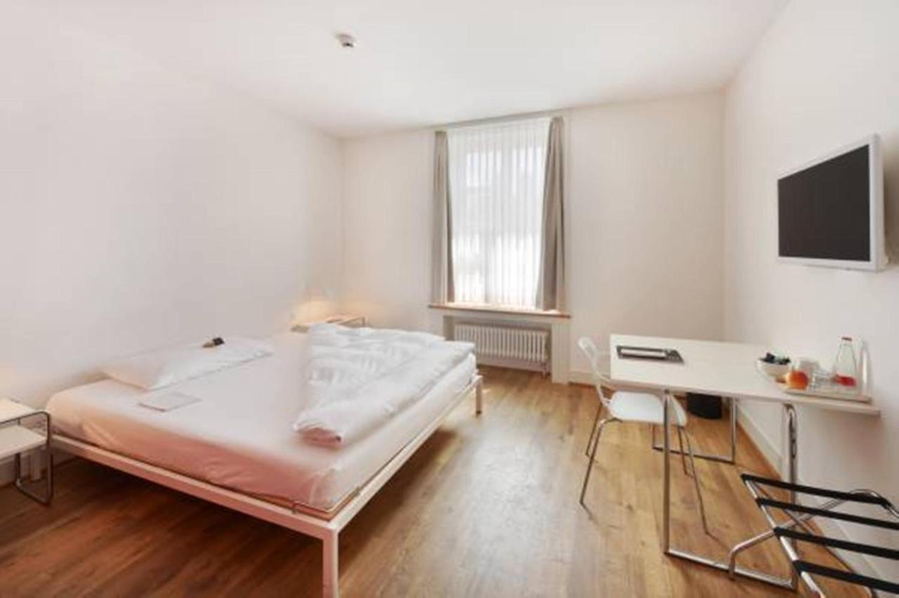 Hotel Im Schlosspark Binningen Номер фото